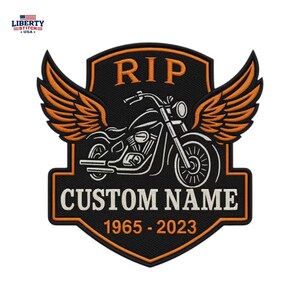 Może przedstawiać: Czarno-pomarańczowa haftowana naszywka w kształcie tarczy ze skrzydłami. Zawiera grafikę motocykla, napis RIP, CUSTOM NAME oraz daty 1965-2023. Wzór jest obwiedziony pomarańczowym kolorem na czarnym tle z białymi literami.