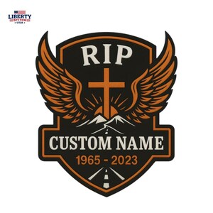 Puede incluir: Un parche bordado en forma de escudo con el texto RIP, CUSTOM NAME y 1965-2023. El diseño incluye una cruz naranja central, alas estilizadas, una silueta de montaña y un gráfico de carretera, todo bordeado en naranja sobre un fondo negro.