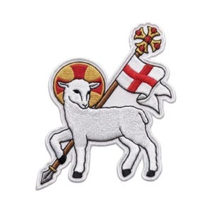 Pode incluir: Um emblema bordado apresentando um cordeiro branco de perfil com uma auréola circular dourada e vermelha atrás da cabeça. O cordeiro segura um cajado de madeira com uma cruz, que carrega uma bandeira branca com uma cruz vermelha.