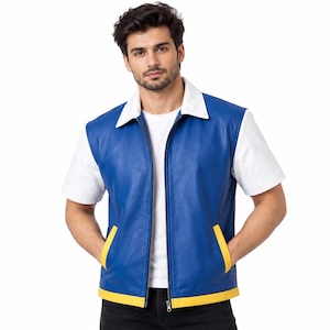 Könnte beinhalten: Eine kurzärmelige Jacke mit blauem Rumpf, weißem Kragen und weißen Ärmeln. Die Jacke verfügt über einen durchgehenden Frontreißverschluss, zwei Seitentaschen mit gelber Umrandung und einen gelben Saum am unteren Ende, getragen über einem weißen T-Shirt.