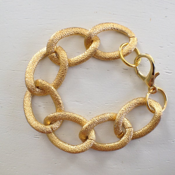 Large textured chain bracelet