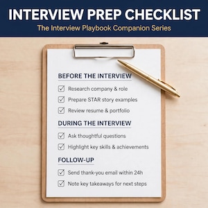 Può includere: Una cartellina in legno con un foglio bianco che riporta il testo INTERVIEW PREP CHECKLIST e The Interview Playbook Companion Series. La lista include sezioni per prima, durante e dopo il colloquio, accompagnata da una penna dorata.