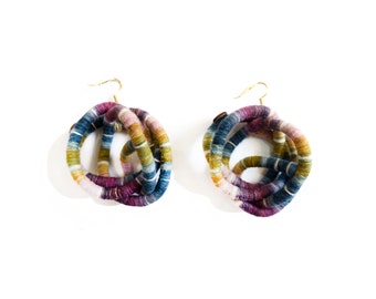 Pendientes de burbujas multicolor hechos a mano: hilo de algodón teñido naturalmente