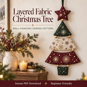 Puede incluir: Un patrón de costura para colgar en la pared titulado Layered Fabric Christmas Tree. El diseño presenta una disposición vertical de segmentos de tela en verde oscuro, crema y rojo intenso, adornados con estrellas, lunas y copos dorados.