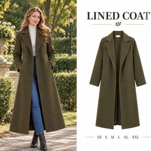 Op de afbeelding: Een lange, gevoerde olijfgroene jas met een reverskraag, lange mouwen en een knoopsluiting aan de voorzijde. De tekst LINED COAT staat boven het kledingstuk, met de maten XS, S, M, L, XL en XXL eronder weergegeven.