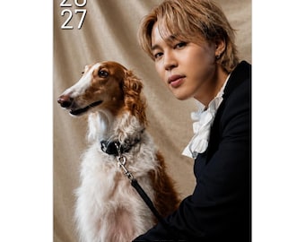 Könnte beinhalten: Ein Wandkalender für 2027 mit einem Porträt von Jimin mit hellbraunem Haar, der einen schwarzen Blazer mit weißem Rüschenkragen trägt, neben einem langhaarigen, weiß-braunen Barsoi-Hund mit schwarzem Halsband und schwarzer Leine.