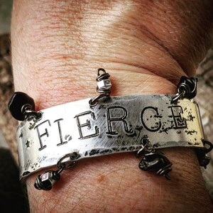 Pulseira feroz; Pulseira personalizada