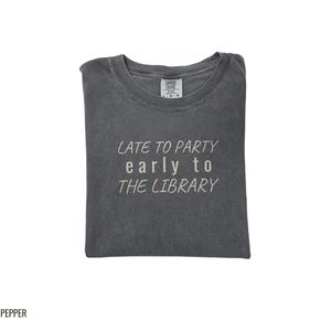 Gemütliches Leseratten-Shirt für Introvertierte – Spät dran für die Party, T-Shirt in Wohlfühlfarben Bild 11