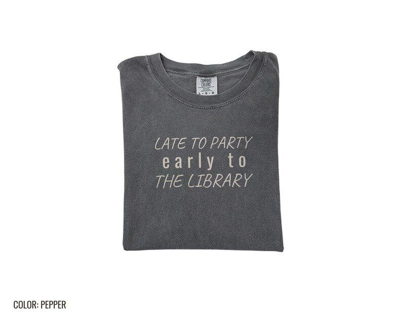 Gemütliches Leseratten-Shirt für Introvertierte – Spät dran für die Party, T-Shirt in Wohlfühlfarben Bild 11