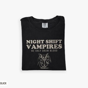 Night Shift Vampires We Only Draw Blood Shirt, Halloween Shirt, Zwart Comfort Colors T-shirt afbeelding 10