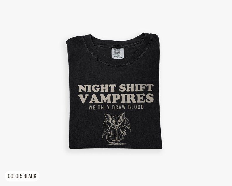 Night Shift Vampires We Only Draw Blood Shirt, Halloween Shirt, Zwart Comfort Colors T-shirt afbeelding 10