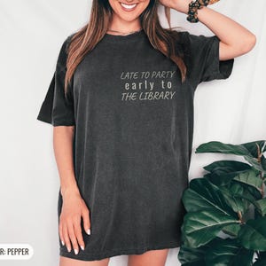 Gemütliches Leseratten-Shirt für Introvertierte – Spät dran für die Party, T-Shirt in Wohlfühlfarben Bild 4