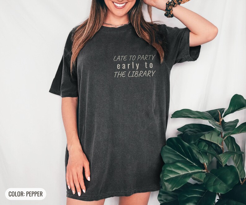 Gemütliches Leseratten-Shirt für Introvertierte – Spät dran für die Party, T-Shirt in Wohlfühlfarben Bild 4