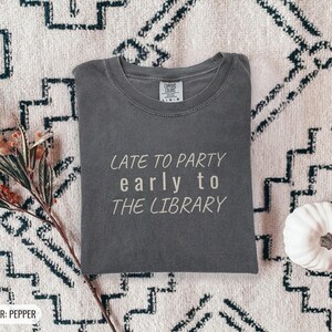 Gemütliches Leseratten-Shirt für Introvertierte – Spät dran für die Party, T-Shirt in Wohlfühlfarben Bild 8