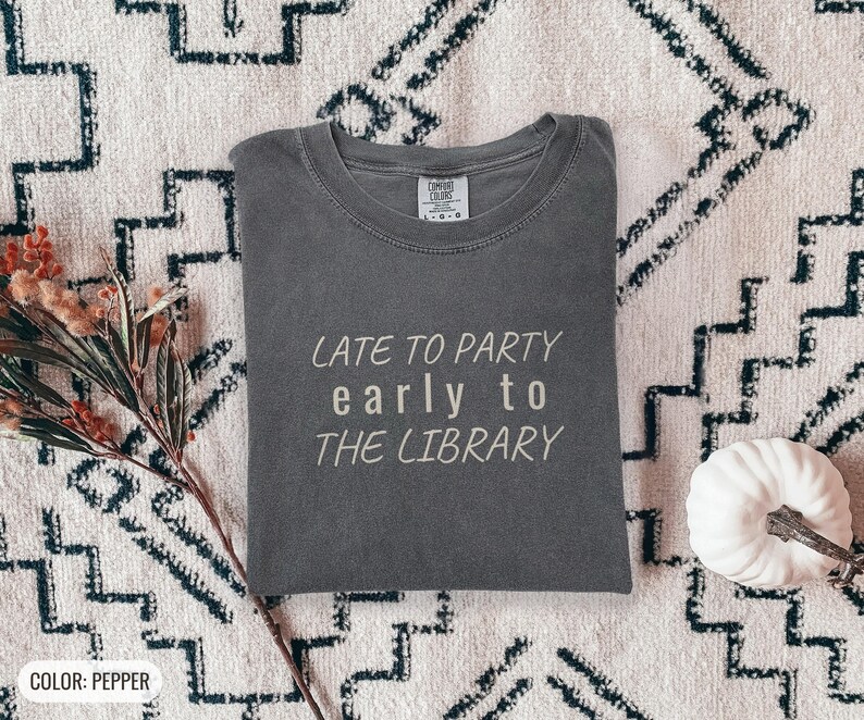 Gemütliches Leseratten-Shirt für Introvertierte – Spät dran für die Party, T-Shirt in Wohlfühlfarben Bild 8