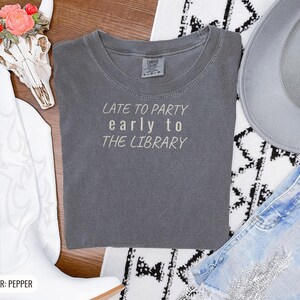 Gemütliches Leseratten-Shirt für Introvertierte – Spät dran für die Party, T-Shirt in Wohlfühlfarben Bild 10