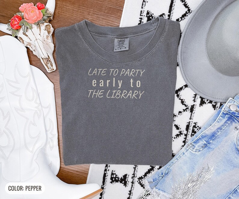 Gemütliches Leseratten-Shirt für Introvertierte – Spät dran für die Party, T-Shirt in Wohlfühlfarben Bild 10