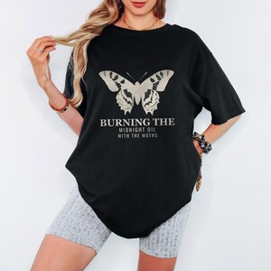 Camiseta Night Reader de otoño - Camiseta Burning the Midnight Oil with the Moths