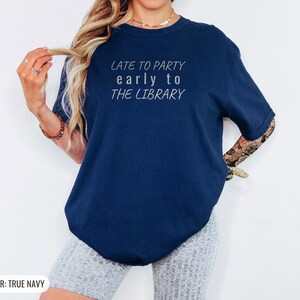 Gemütliches Leseratten-Shirt für Introvertierte – Spät dran für die Party, T-Shirt in Wohlfühlfarben True Navy