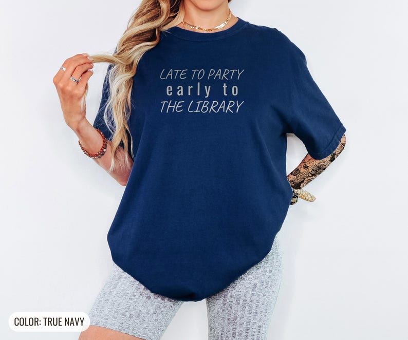 Gemütliches Leseratten-Shirt für Introvertierte – Spät dran für die Party, T-Shirt in Wohlfühlfarben True Navy