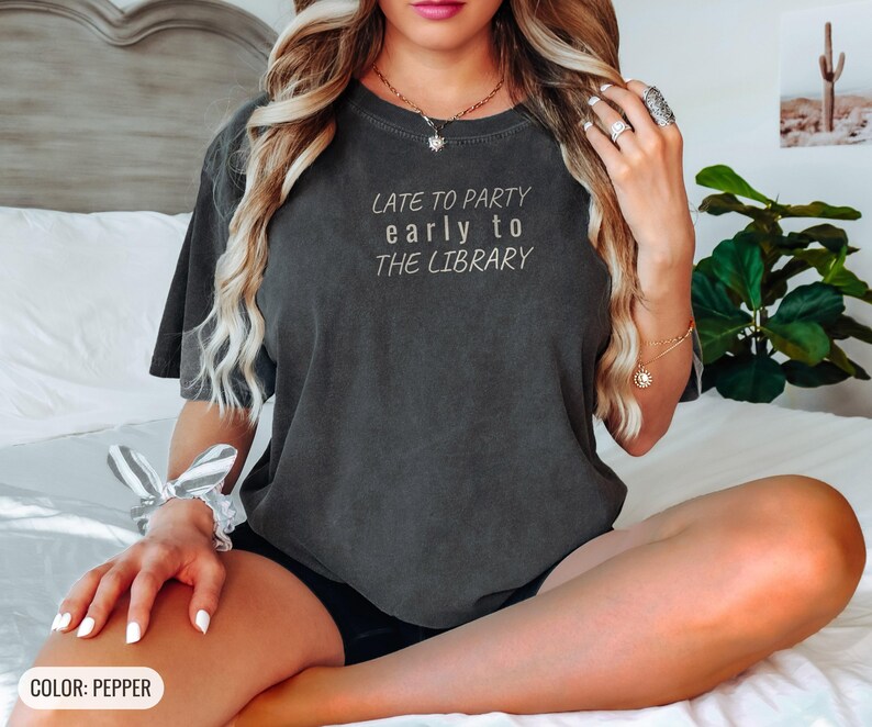 Gemütliches Leseratten-Shirt für Introvertierte – Spät dran für die Party, T-Shirt in Wohlfühlfarben Bild 2