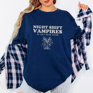 Night Shift Vampires We Only Draw Blood Shirt, Halloween Shirt, Zwart Comfort Colors T-shirt True Navy