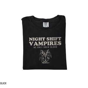 Night Shift Vampires We Only Draw Blood Shirt, Halloween Shirt, Zwart Comfort Colors T-shirt afbeelding 9
