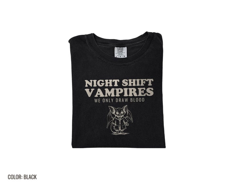 Night Shift Vampires We Only Draw Blood Shirt, Halloween Shirt, Zwart Comfort Colors T-shirt afbeelding 9
