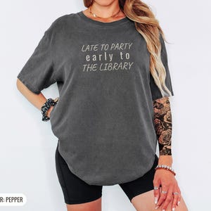 Gemütliches Leseratten-Shirt für Introvertierte – Spät dran für die Party, T-Shirt in Wohlfühlfarben Bild 3