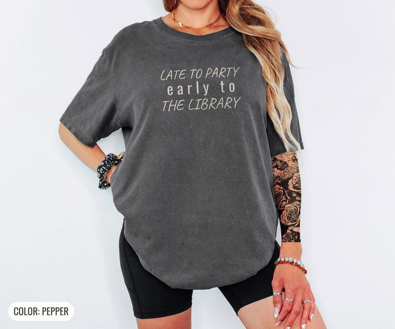 Gemütliches Leseratten-Shirt für Introvertierte – Spät dran für die Party, T-Shirt in Wohlfühlfarben Bild 3