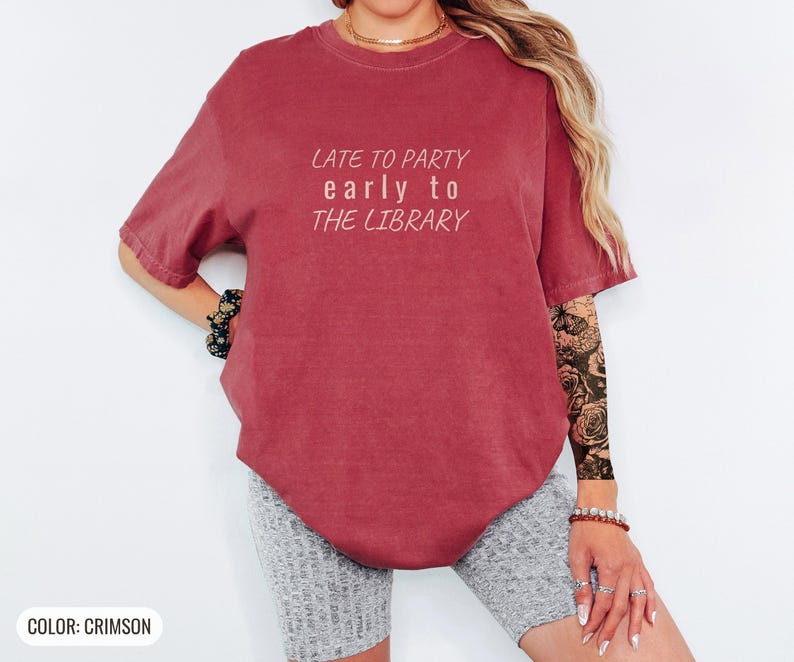 Gemütliches Leseratten-Shirt für Introvertierte – Spät dran für die Party, T-Shirt in Wohlfühlfarben Crimson