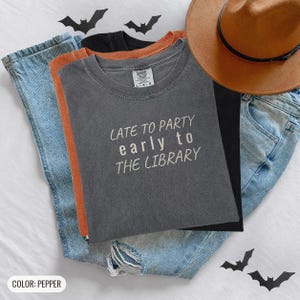 Gemütliches Leseratten-Shirt für Introvertierte – Spät dran für die Party, T-Shirt in Wohlfühlfarben Bild 9