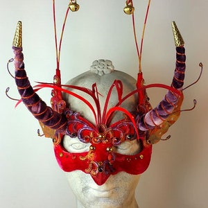 Rood maskerade masker, kostuum masker rood, maskere partij masker, halloween masker rood, fantasie dier masker, dier kostuum rood, mannen hoorn kostuum