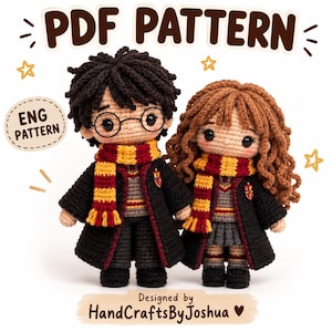 Op de afbeelding: Twee gehaakte poppen met donker haar, ronde brillen en bijpassende rood-geel gestreepte sjaals. Ze dragen zwarte gewaden over grijze truien en rokken of broeken. Tekst: PDF PATTERN, ENG PATTERN en Designed by HandCraftsByJoshua.