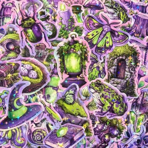 Könnte beinhalten: Eine Sammlung holografischer Aufkleber mit violetten und grünen Illustrationen eines Käfers, einer Motte, eines Frosches, einer Laterne, eines Hexenhuts, eines Nests, eines Steinbogens, einer Schnecke und eines Buches mit einem grünen Edelstein.