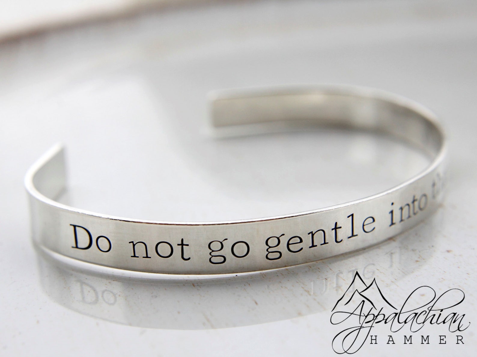 Go gentle перевод. Do not go gentle into that good night tattoo. Go gentle перевод. Look for the light тату. Go gentle перевод.
