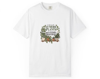 Puede incluir: Una camiseta blanca de manga corta con un gráfico de varias plantas en macetas sobre un estante. El texto dice: I told myself NO MORE PLANTS but I'm an unreliable narrator. El diseño incluye follaje verde y macetas marrones, blancas y estampadas.