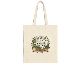 Puede incluir: Una bolsa de tela beige con un gráfico de varias plantas en macetas sobre un estante. El texto dice: I told myself NO MORE PLANTS but I'm an unreliable narrator. El diseño incluye follaje verde y macetas de color marrón, naranja y blanco.