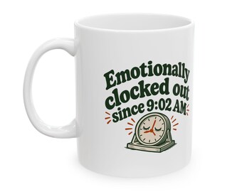Puede incluir: Una taza de cerámica blanca con texto en verde oscuro que dice "Emotionally clocked out since 9:02 AM" sobre un gráfico de un reloj analógico redondo con ojos cerrados y manecillas rojas, con pequeñas líneas rojas.
