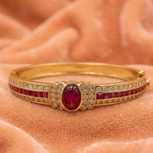 Pulsera rígida vintage con cabujón de rubí princesa, brazalete con halo de diamantes chapado en oro de 14k, brazalete llamativo con rubí de talla ovalada engastado en canal para mujer.