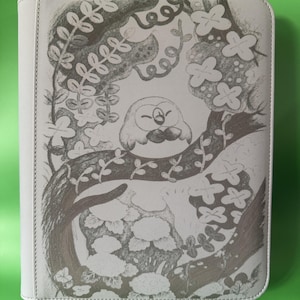 Carpeta Rowlet Top Loader grabada con láser para 252 tarjetas, con cremallera, sin anillas, personalizada para juegos de cartas coleccionables. Opciones de color y tamaños disponibles.