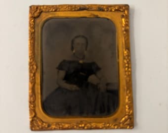 Vintage 1/9 Platte Tintype-Fotografie, sitzende viktorianische Frau, geprägter Messing-Passepartout-Schutz
