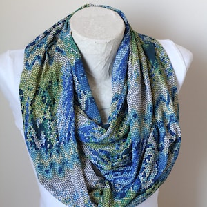 Blauer Schlangen-Print Infinity-Schal: Mode-Accessoire für Damen