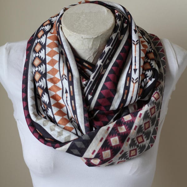 Boho Infinity Scarf, sciarpa Navajo, tribale Infinity Scarf, sciarpa etnica, inverno accessori, regali per lei, dal figlio, dalla figlia