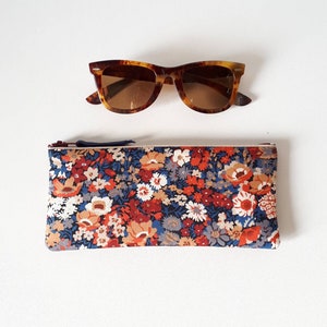 Etui à lunettes zippé, souple, il est réalisé en authentique tissu Liberty d une douceur incomparable et d une qualité exceptionnelle