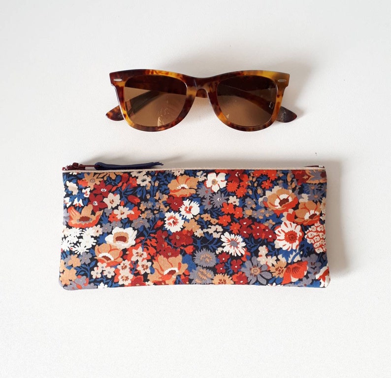 Etui à lunettes zippé, souple, il est réalisé en authentique tissu Liberty d une douceur incomparable et d une qualité exceptionnelle