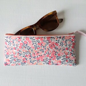 Etui à lunettes molletonné en tissu Liberty of London Wiltshire corail / Etui à lunettes de soleil souple / Cadeau femme image 5