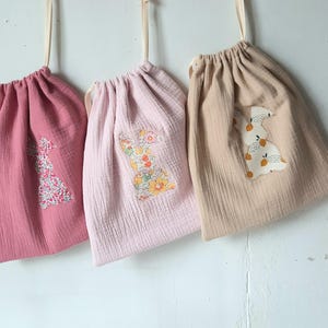 Sac à doudou / Pochon / Sac école / Sac maternelle / Sac crèche / Sac nounou / sac enfant en double gaze de coton et lapin en Liberty