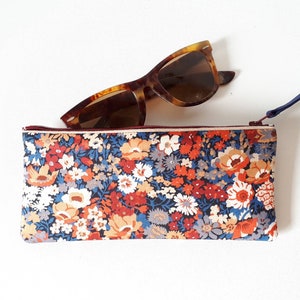 Etui à lunettes souple en tissu Liberty authentique à motifs fleurs dans les tons d automne (rouge, beige, marron, gris et bleu)