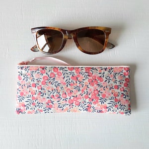 Etui à lunettes molletonné en tissu Liberty of London Wiltshire corail / Etui à lunettes de soleil souple / Cadeau femme image 1